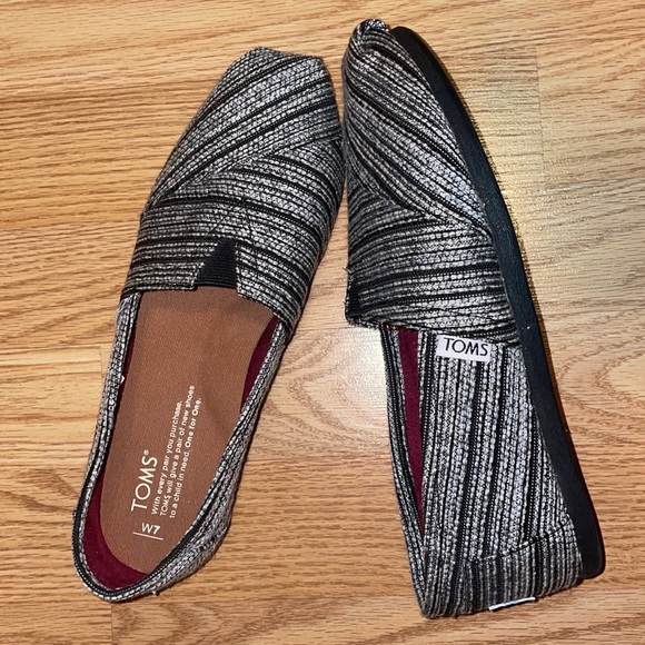 TOMS Silver and black metallic classic shoe Size 7 - Picture 9 of 9